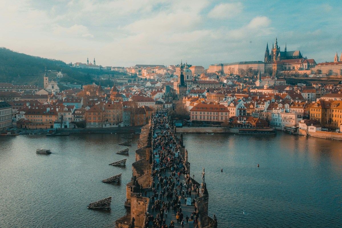 Vista de Praga e dos seus telhados junto ao rio Vltava